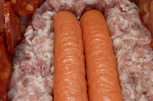 přidáme mleté maso a vtlačíme debrecinky