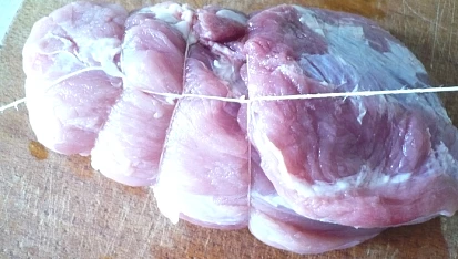 Vepřové pečené na mléce, viazanie mäsa