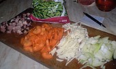 Vepřové řízečky na fazolkách, připravená zelenina..
