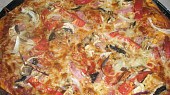 Vynikající pizza (pizza so šunkou a šampiónmi)