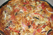 pizza so šunkou a šampiónmi