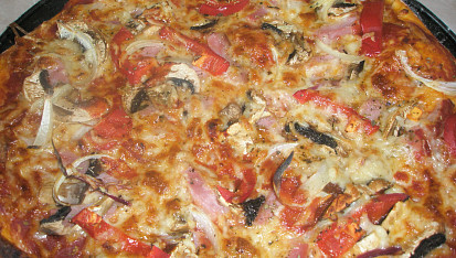 Vynikající pizza, pizza so šunkou a šampiónmi