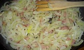 Zámecké brambory od Oty Jiráka, k orestované slanině přidáme cibuli ...