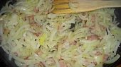 Zámecké brambory od Oty Jiráka, k orestované slanině přidáme cibuli ...