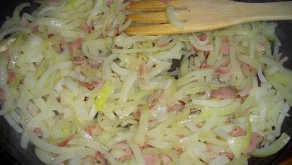 Zámecké brambory od Oty Jiráka, k orestované slanině přidáme cibuli ...