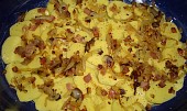 Zámecké brambory od Oty Jiráka, 1.vrstva - syrové brambory na plátky, sůl, pepř a cibule se slaninou