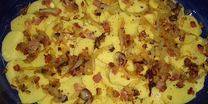 Zámecké brambory od Oty Jiráka (1.vrstva - syrové brambory na plátky, sůl, pepř a…)