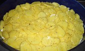 Zámecké brambory od Oty Jiráka, ... poslední vrstva - brambory, sůl, pepř a pár kapek olivového oleje