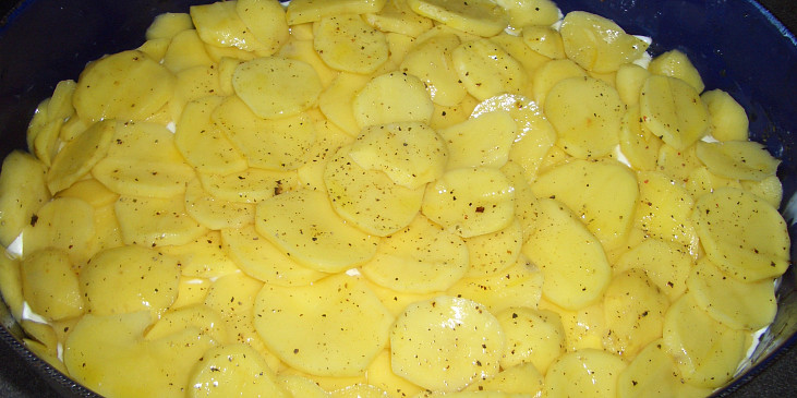 ... poslední vrstva - brambory, sůl, pepř a pár kapek olivového oleje
