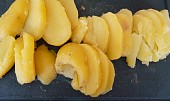 Zapékaný vepřový mozeček s krůtími srdíčky, brambory