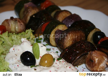 Zeleninový kebab se sýrovým dipem
