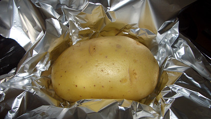 Americké brambory, před pečením