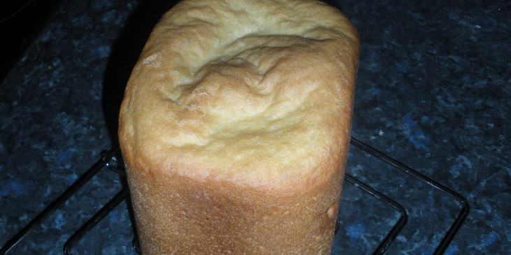 Bílý toastový chleba (Ještě celý)