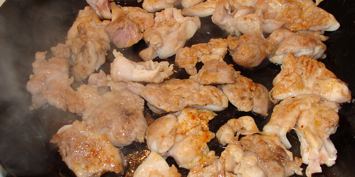 Brokolice s kuřecím pod zakysankou (Opékání masa)