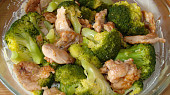 Brokolice s kuřecím pod zakysankou, Skládání do pekáčku