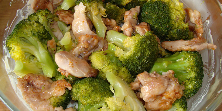 Brokolice s kuřecím pod zakysankou (Skládání do pekáčku)