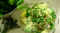 Brokolicový salát s kuřecím masem