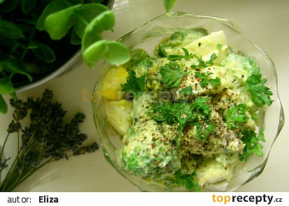 Brokolicový salát s kuřecím masem