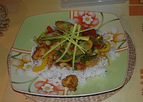 Čínský kuřecí salát s pikantní omáčkou