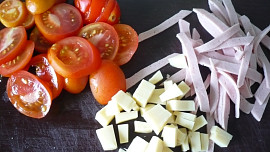 Cuketový nákyp se salámem