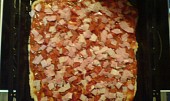 Domácí pizza (těsto s uzeninami)