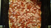 Domácí pizza (těsto s uzeninami)