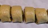Eviny roládky s bazalkovým pestem (roládu nakrájíme)