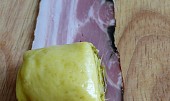 Eviny roládky s bazalkovým pestem (položíme na plátek anglické, svineme a stáhneme provázkem)