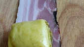 Eviny roládky s bazalkovým pestem, položíme na plátek anglické, svineme a stáhneme provázkem