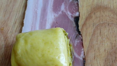 Eviny roládky s bazalkovým pestem, položíme na plátek anglické, svineme a stáhneme provázkem