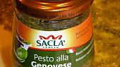 Eviny roládky s bazalkovým pestem (Bazalkové pesto jsem koupil v Albertu)