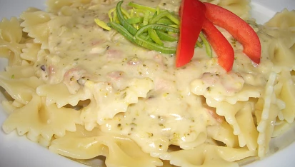 Farfalle s brokolicovo-nivovou omáčkou