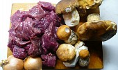 Hovězí maso na smetaně s houbami (Potřebné suroviny)
