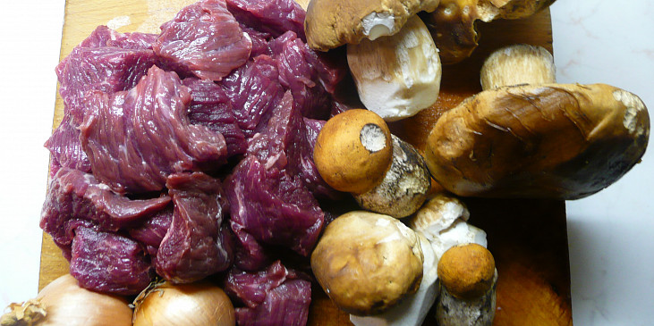 Hovězí maso na smetaně s houbami (Potřebné suroviny)