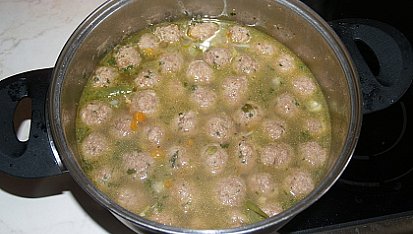 Hovězí polévka s masovými pumlíčky, Hovězí polévka