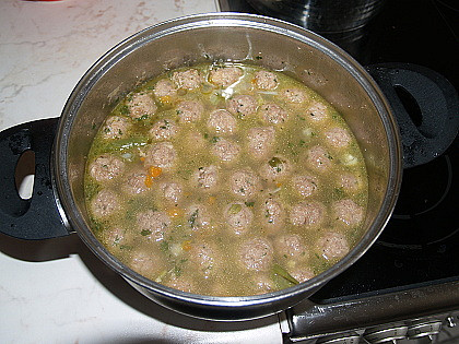 Hovězí polévka s masovými pumlíčky (Hovězí polévka)