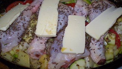 Kuřecí stehna v cuketě, ..a šup s tím do trouby...