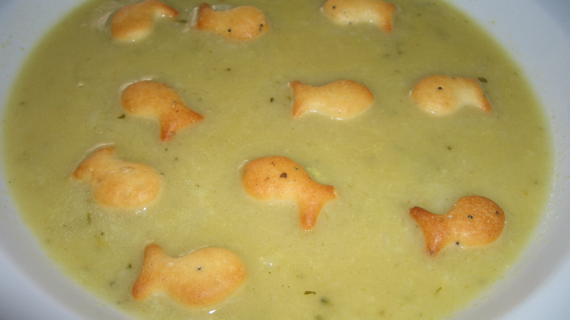 Květákovo-brokolicová polévka s rybičkama