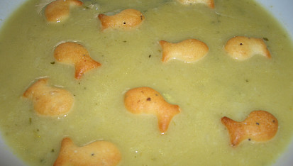 Květákovo-brokolicová polévka s rybičkama