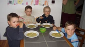 Květákovo-brokolicová polévka s rybičkama