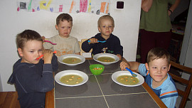 Květákovo-brokolicová polévka s rybičkama