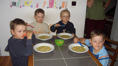 Květákovo-brokolicová polévka s rybičkama