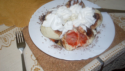 Kynuté jahodové knedlíky, když není doma tvaroh,je výborné granko
