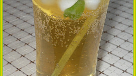 Mátový ledový čaj s citronem a medem