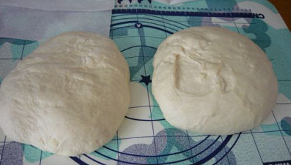 Meruňkový koláčik s grankom a šľahačkou
