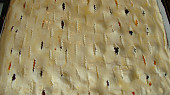 Mřížkový koláč z listového těsta, Přikryto mřížkovým plátem a pomazáno vajíčkem