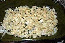 vrstva cibule, pak třetina fleků