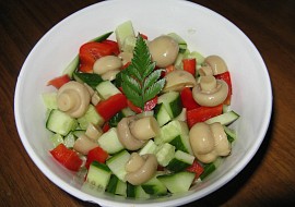 Okurkový salát s houbami