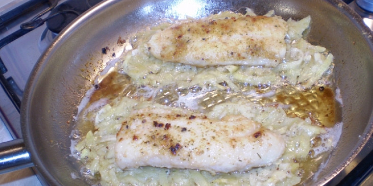 Vrstva brambor pod rybou
