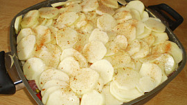Pečené brambory s vepřovým masem a moravankou